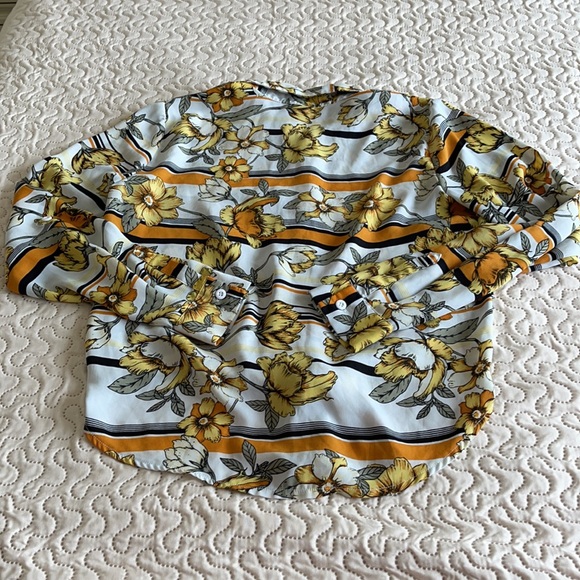 Charlotte Russe Size Small Flower print Blouse - Picture 4 of 12